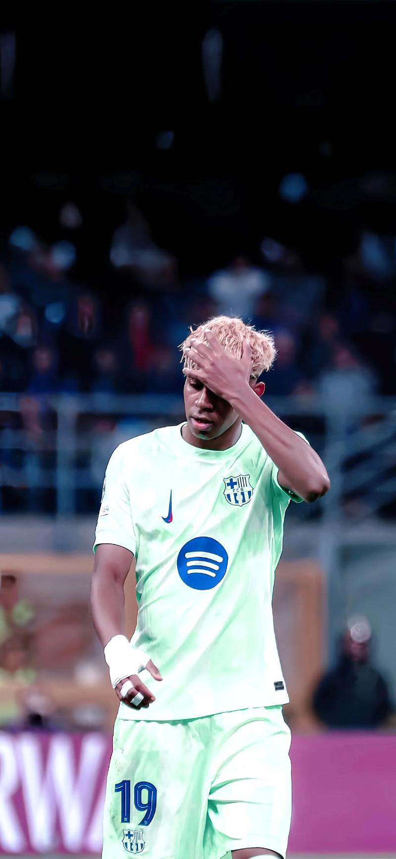 败人品，马丁内利推搡受伤倒地的布拉德利，引发双方冲突